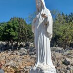 marmurowa statua Matki Boskiej